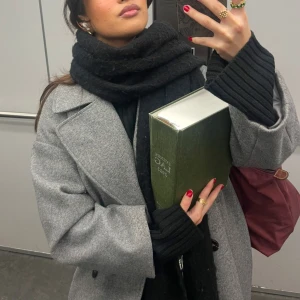 Grå kappa från Zara XS - Säljer min kappa jag har haft i 2 eller 3 vintrar. Välanvänd men har lite noppor (se sista bilden). Inget man tänker på i verkligheten går säkert bort med en noppmaskin.   Material: polyester (men väldigt varm och härlig har använt den i minusgrader) Nypris 899kr