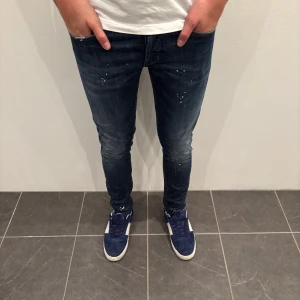 Dondup Jeans George  - Dondup Jeans George! Trendigaste jeansen på marknaden.  Skick= 8/10 Ny pris= 4000 kr Säljs för= 799 kr 