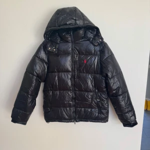 Svart Polo ralphe lauren jack -  Ralph lauren jacka i storlek Small, jackan passar ca från 65-85 kg  Och sitter nånstans mellan small och medium. Den har inga hål eller skador köp för 6995 kr ifrån Nk syns på kvittot i bilden. jag sickar med jackan lapparna och kvittot vid köp! Skriv om ni har frågor