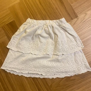 Vit volangkjol från Zara!💞 - Säljer denna super söta vita kjolen ifrån Zara i storlek 13-14!💗 Den har volanger och broderade blommor på, passar perfekt till sommaren! Den är stretchig i midjan vilket gör att den sitter bra och skönt. Säljer eftersom den blivit för liten för mig🫶
