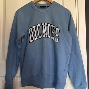Ljusblå sweatshirt från Dickies XS - Snygg ljusblå sweatshirt från Dickies i storlek XS. 