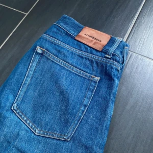 Blå jeans från J.Lindeberg - Snygga blå jeans från J.Lindeberg i storlek 31/32. Jeansen har raka ben och normal passform, tillverkade i slitstarkt bomullsjeans. Perfekta för dig som gillar stilrena och tidlösa jeans. Otroligt bra skick!