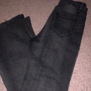 Svarta jeans  - Säljer ett par svarta/mörkgråa jeans ganska fint skick väldigt enkla fin basic😊🤍