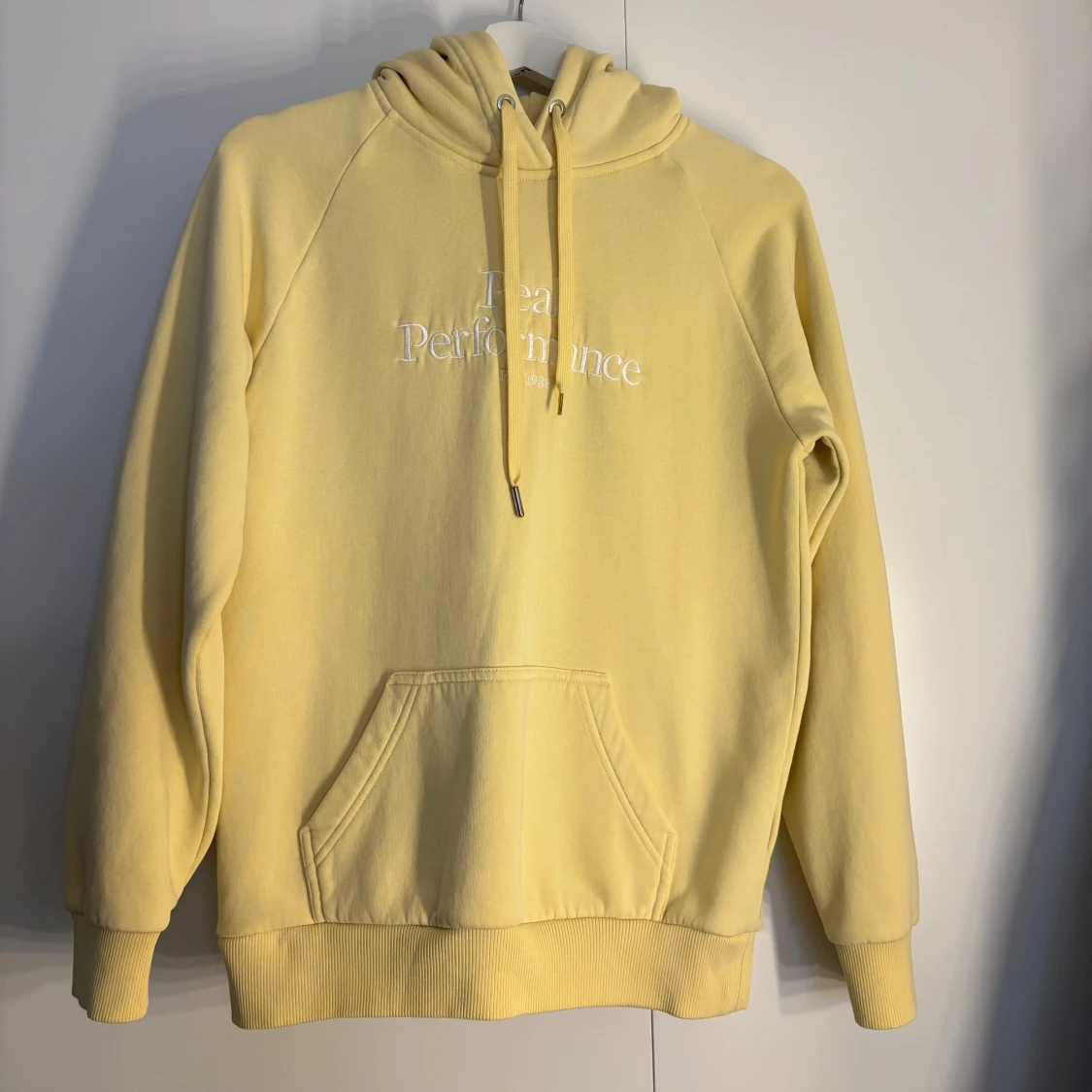 Gul hoodie från Peak Performance