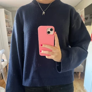 Stickad tröja från Gina Tricot - Jätte mysig stickad tröja från Gina!! Lite få nopprar på armar och längst ner osv men går nog att få bort med en maskin 💖