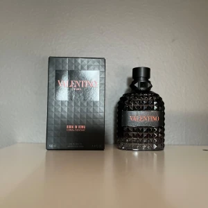 Valentino Uomo Born in Roma - Valentino Uomo Born in Roma Coral Fantasy, 100 ml Eau de Toilette. Tillverkad i Italien. Ingredienser: Alcohol, Parfum, Aqua, Ethylhexyl Methoxycinnamate, Butyl Methoxydibenzoylmethane, Ethylhexyl Salicylate, Limonene, Linalool, Citral, Geraniol, Citronellol, Coumarin, CI 14700, CI 19140.