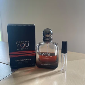 Stronger with you absolutely, sample  - Stronger With You Absolutely – 5ml sample. Det är en intensiv, varm och söt herrdoft med noter av rom, kastanj, lavendel och vanilj. Perfekt för kvällar, dejter eller kalla dagar. Testa doften innan du köper en hel flaska. [10ml för 130kr, 5ml för 70kr, och 2ml för 35kr]