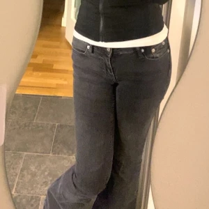 låg midjade bootcut - fina låg midjade jeans i grå/svart short length.