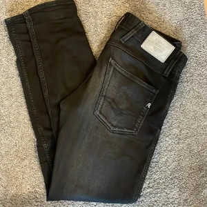 Replay Jeans - Säljer nu ett par feta svarta Replay anbass jeans som passar perfekt till en grå hoodie nu till hösten, Priset för ett par nya sånna här brallor är 1295kr och just därför säljer jag dessa som knappt är använda för endast 359kr. 