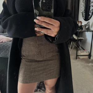 Brun rutig kortkjol från & Other Stories - Säljer en snygg brun kortkjol från & Other Stories med diskret rutigt mönster🤎🍂(Köp fler än ett plagg ifrån mig och få rabatt)