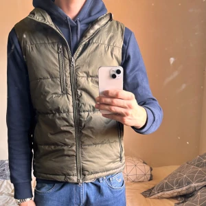 John henric väst - Knappt använd väst från john henric! Storlek L sitter perfekt på mig som är 190! Skriv om du har några frågor och pris kan diskuteras 