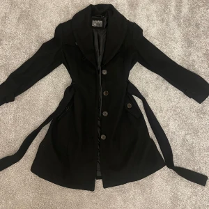 Super snygg svart kappa - Säljer denna jättefina kappa, den är köpt på Plick men säljer då den inte kommit till användning. Passar perfekt till lite kyligare höstdagar 🍂 