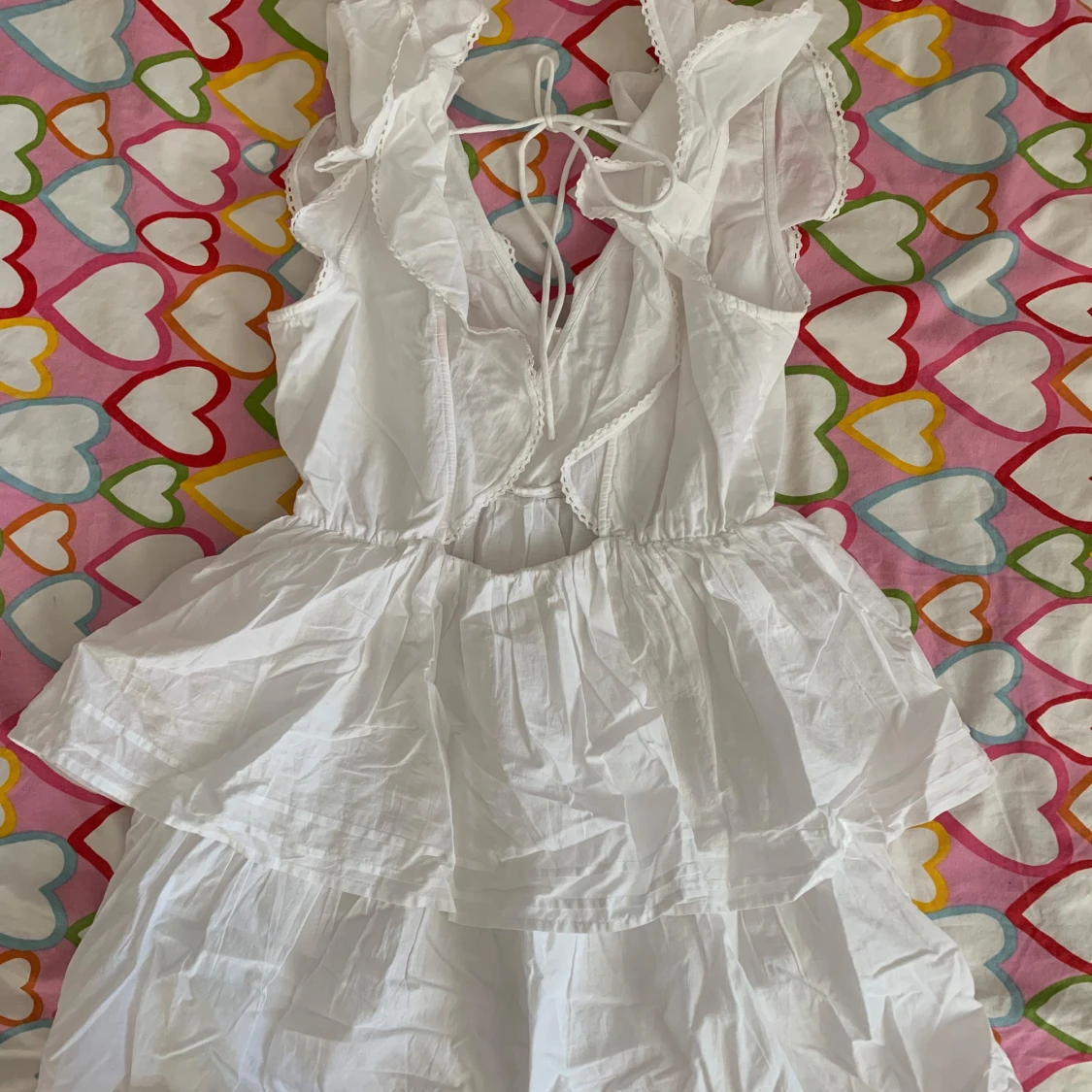 Vit omlottklänning med volanger - 3