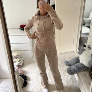 Beige velour SET från Juicy Couture - Säljer HELA SETET från Juicy Couture i mjuk velour. Perfekta färgen till hösten 🧸