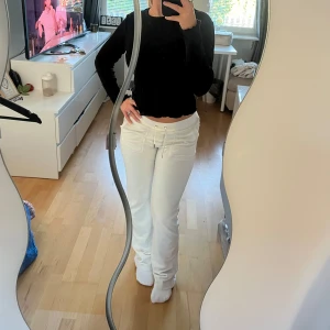 Juicy Coutore - Säljer ett par vita mjukisbyxor med snörning i midjan och fickor både fram och bak. De är juicy coutures ”Classic Velour Layla Low Rise Pocket Flare Sugar Swizzle Gold”. Köpta på Juicycouture.se för 1200.