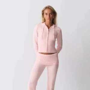 Mjukis sett  - Säljer en ljusrosa ribbad hoodie med huva och matchande rosa stickade yoga pants. Materialet är stickat och mjukt, perfekt för chill dagar. Storlek 170 och nästan aldrig använt 