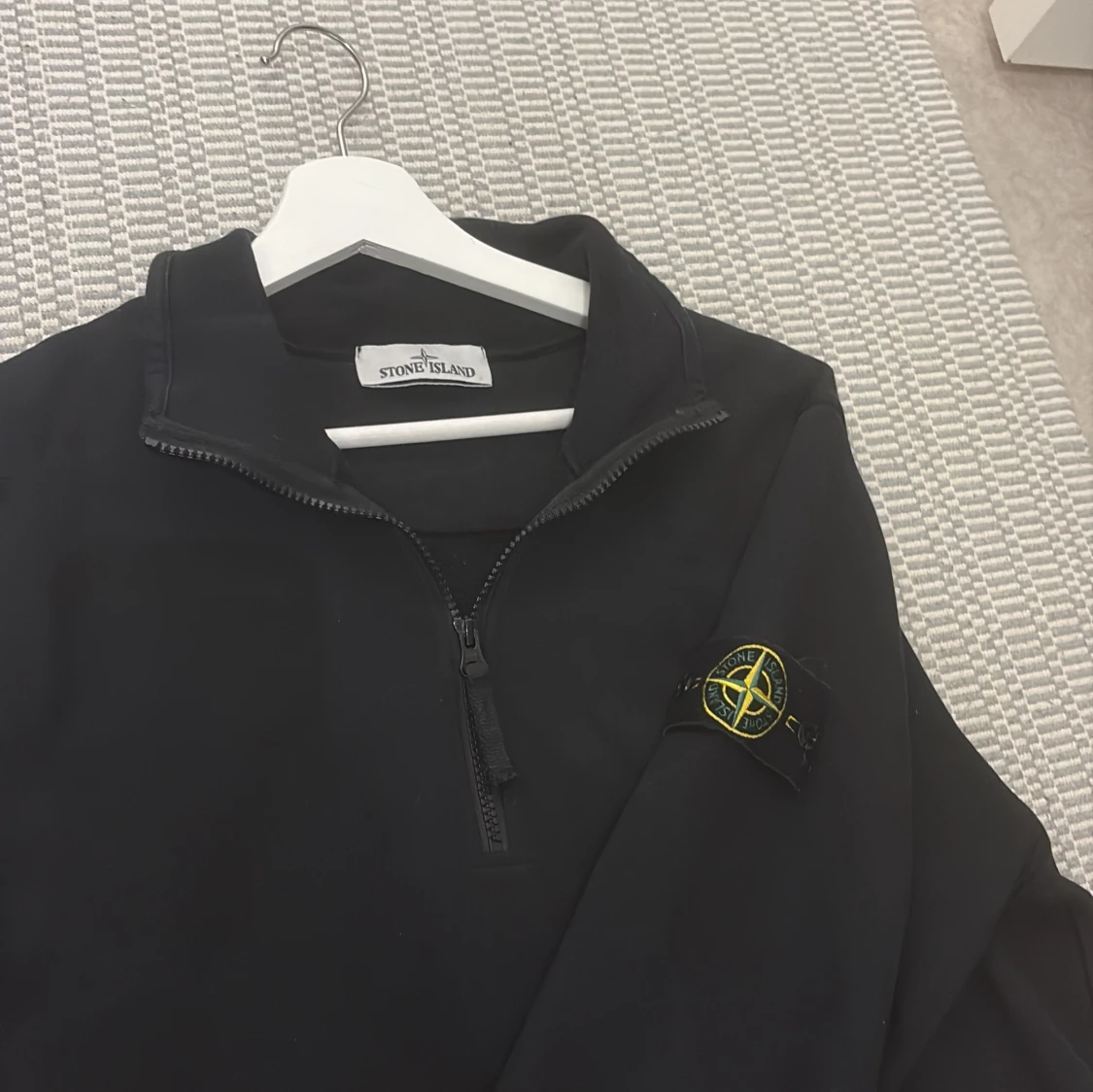 Svart half zip tröja från Stone Island