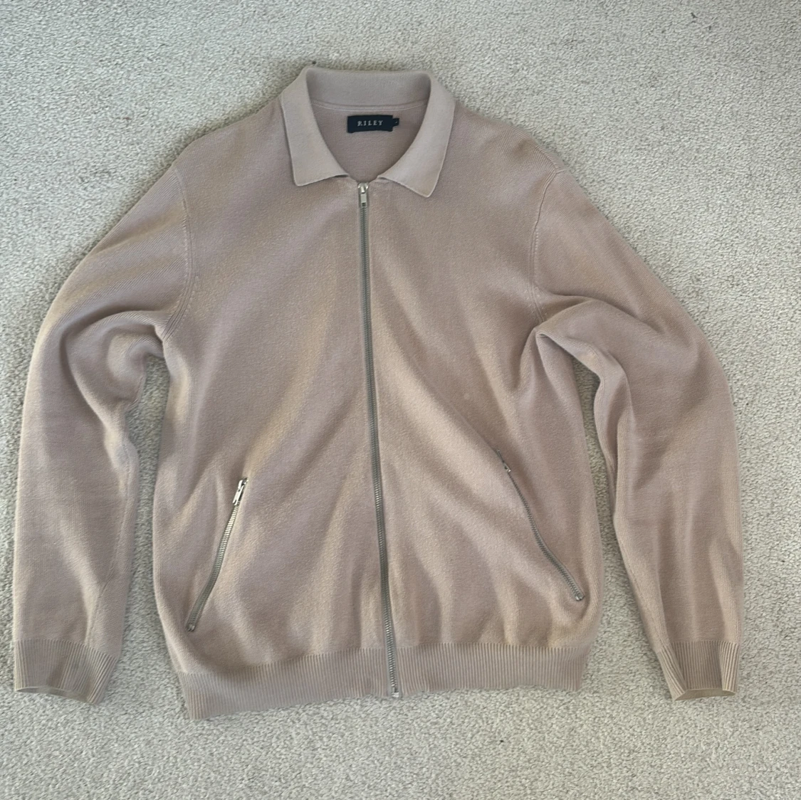 Beige kofta med dragkedja från Riley