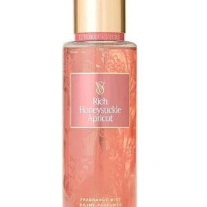 Victoria's Secret mist apricot - Fragrance mist från Victoria's Secret med namnet Rich Honeysuckle Apricot. Perfekt för dig som vill ha en fräsch och ungdomlig touch i din vardag. Snygg rosa flaska som passar i väskan. Den är oanvänd och bra skick köpt för några månader sedan den luktar fruktigt o fräscht.