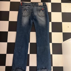 Victoria Beckham liknande jeans - Super fina Victoria Beckham liknande jeans. De flesta stenarna har lossnat för bak men designen är fortfarande väldigt fin! Köpta för 500kr på plick, pris är diskuterat! Midjemåttet är 41cm tvärs över och innerbenslängden är 81 cm💕