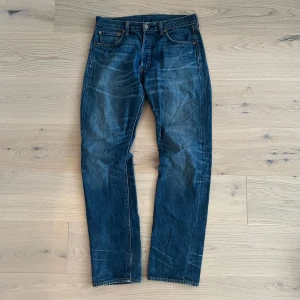 Levis 501 - Säljer dessa jeans från Levis, modell 501. Klassiska 501or i straight fit med schyssta fades. Modellen är 183, 66kg. Skriv vid frågor