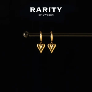 Heart Earring - Gold: Guldiga hjärtörhängen  - Otroligt snygga örhängen med hjärtan i rostfritt stål!! Örhängena är i fin guldig färg och passar så bra för att piffa upp en outfit och lägga till en extra detalj🪽Likt alla andra våra smycken tål dessa örhängen vatten och håller sitt glans länge!! Vid frågor eller funderingar - välkommen att skriva till oss🪽