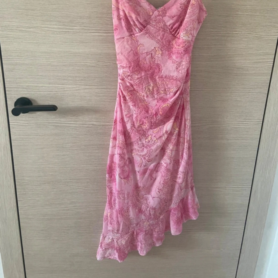 Rosa paisleymönstrad klänning - 1