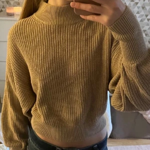 Stickad tröja  - Säljer denna supersnygga bruna stickade tröja från nakd!🥰 verkligen så fin nu till hösten!!🍁💗