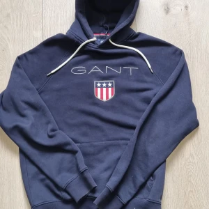 Marinblå GANT Hoodie Storlek M - Har använt ett par gånger, är i bra skick och går i storlek M.