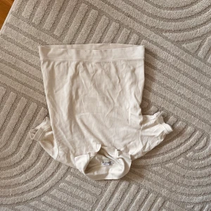 Ribbad vit t-shirt från Zara - Säljer en ribbad vit t-shirt från Zara i storlek M. T-shirten har korta ärmar, diskreta smala ränder och en klassisk passform. Materialet är mjukt och stretchigt, perfekt för en clean och stilren look.