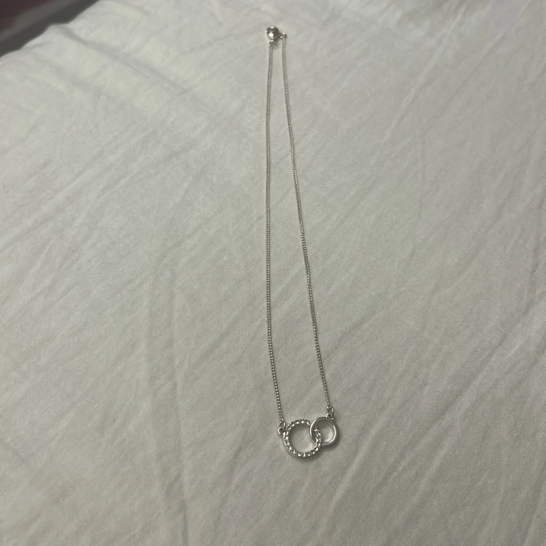 Silverhalsband med två ringar