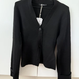 Stickad cardigan  - Säljer denna stickade cardigan från Gina trico. Helt slutsåld och har lappen kvar då jag aldrig använt den❤️