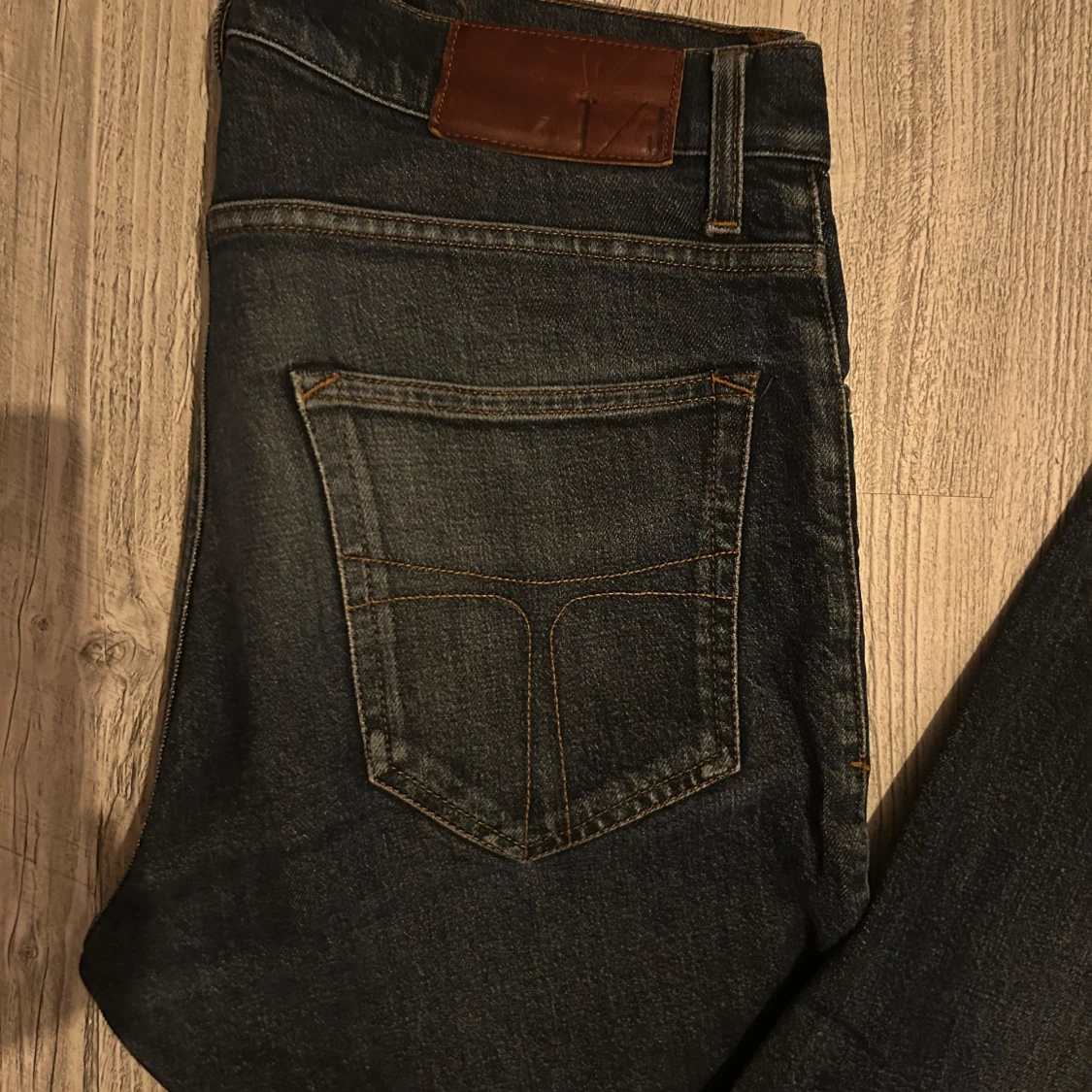 Mörkblå  jeans från Tiger of Sweden  - 1