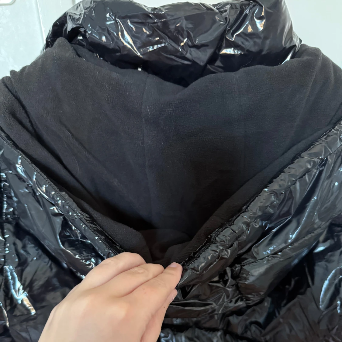 Svart glansig pufferjacka från Nelly - 4