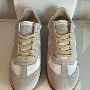 Maison Margiela Vita - 📊 Färg: Vit  Se bild 2 för bästa färg exemplet DUSTBAG kommer med❗️  📏 Storlek: 43  ♻️Helt nytt skick!  📦 Postar Inom 24h Hör av dig vid funderingar och pris går att diskuteras vid snabbköp🌟