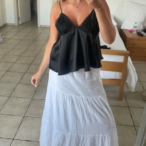 Topp med broderi - Såå fin topp från Zara, säljer då den tyvärr inte kommer till användning! Använd 2 gånger