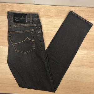 Jacob Cohën Jeans | W30 - Tvärfeta Cohën jeans i tunnt svart jeanstyg😁| Modell: 622 C | W30 | Defekter: Nej | Midja: 75 cm | Innerben: 79 cm | Ytterben: 100,5 cm | Måttavvikelser +-1 cm | Modellen är 175 cm och väger 70 kg | Vänligen kontrollera mått innan köp🤗 | Tveka inte att kontakta mig vid övriga frågor😁!