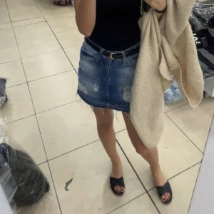 Blå jeanskjol med slitna detaljer - Säljer en blå jeanskjol med slitna detaljer och fransig nederkant.💕💕.