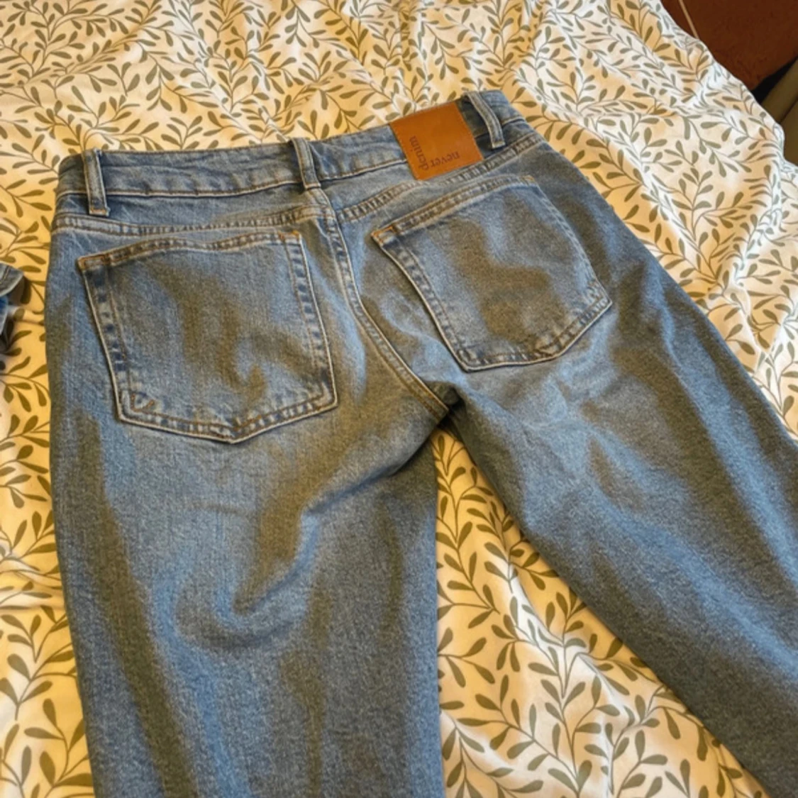 blåa jeans med slit från bikbok - 1