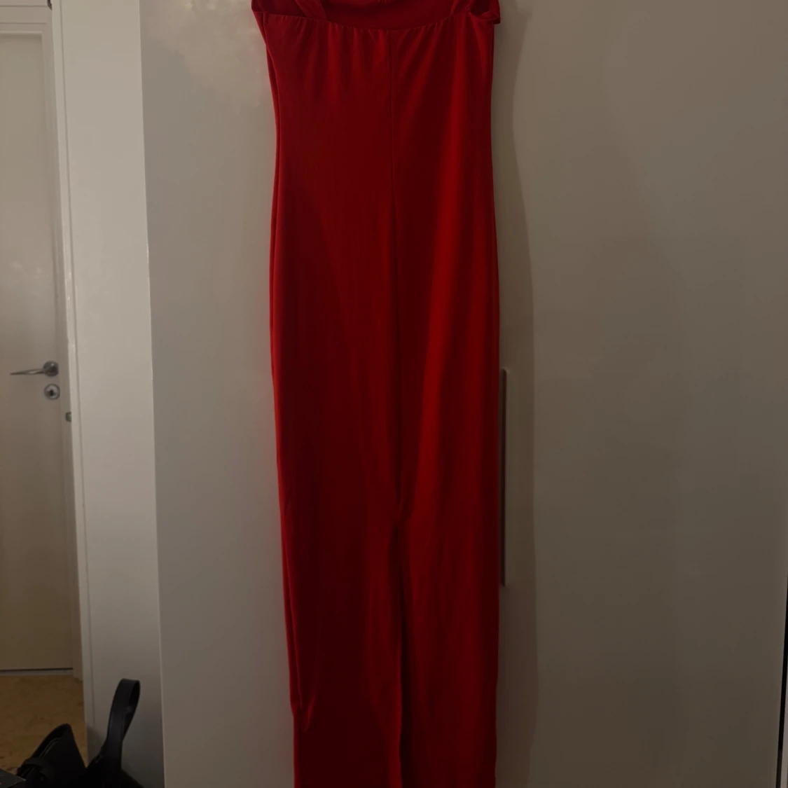 Röd långklänning med slits - 1