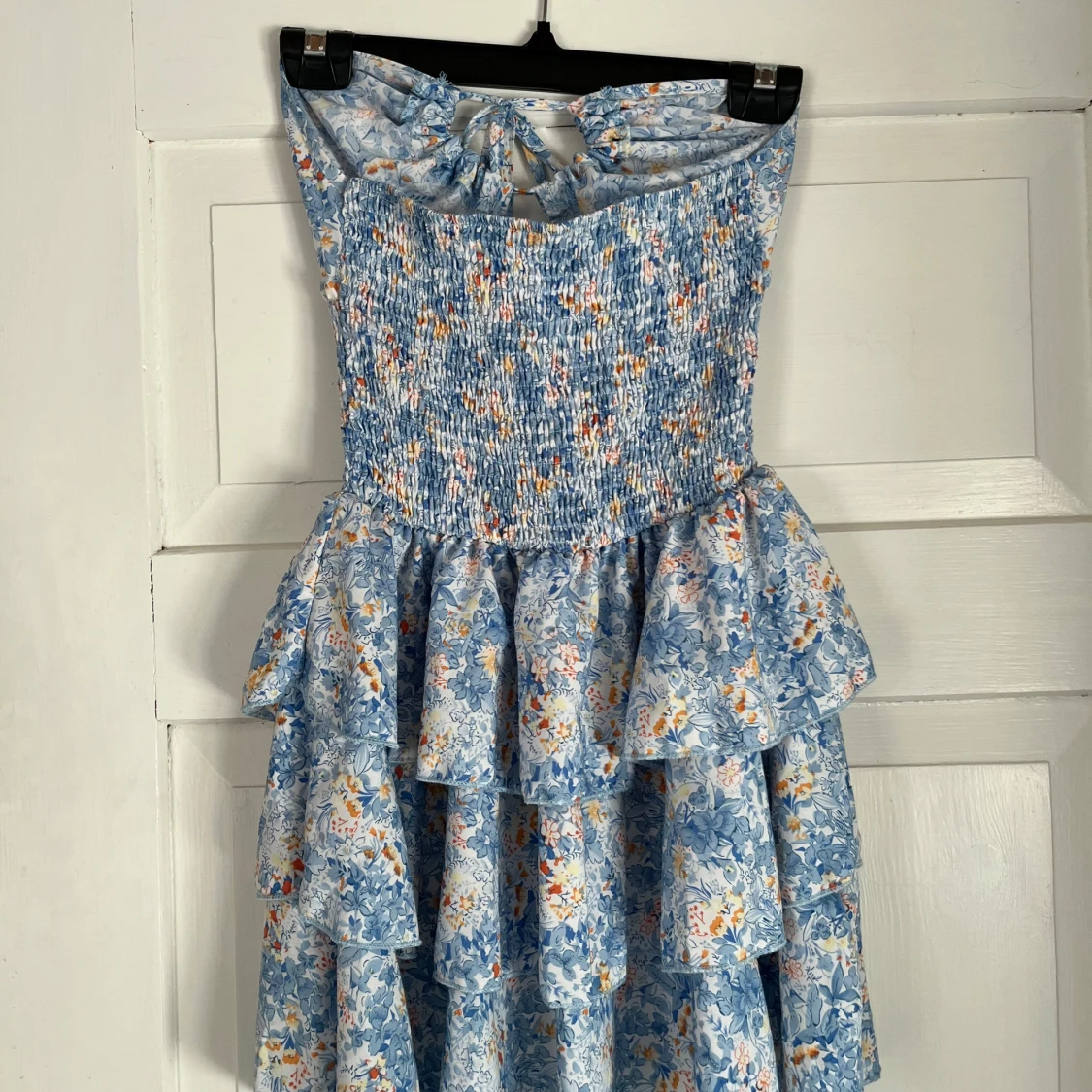 Blommig blå volangklänning med knyt - 1