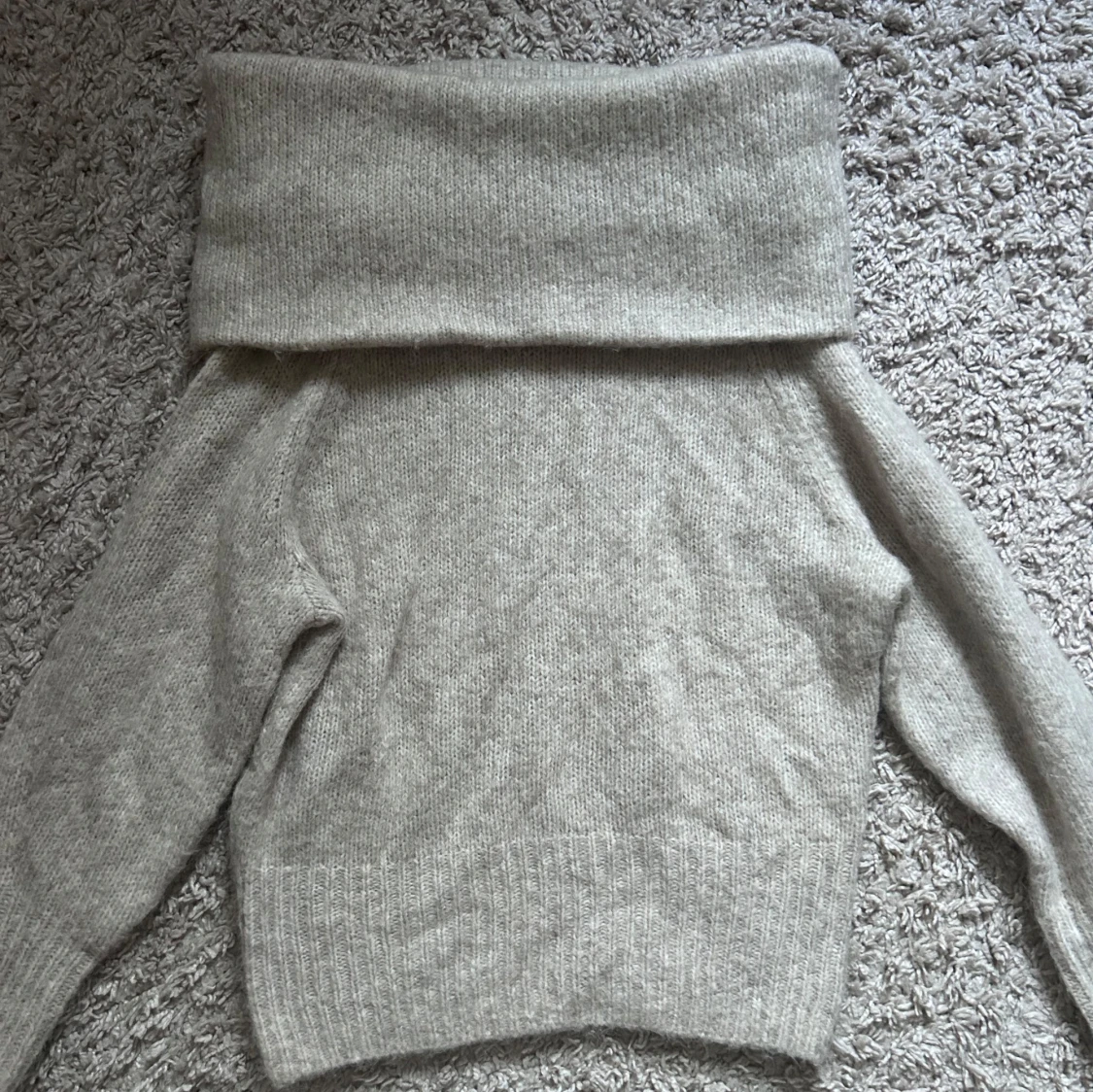 Beige stickad offshouldertröja H&M 