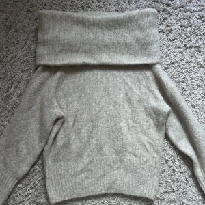 Beige stickad offshouldertröja H&M  - Superfin beige stickad offshouldertröja från H&M. Tröjan har bred krage som kan vikas ner och långa ärmar. Helt oanvänd ❣️