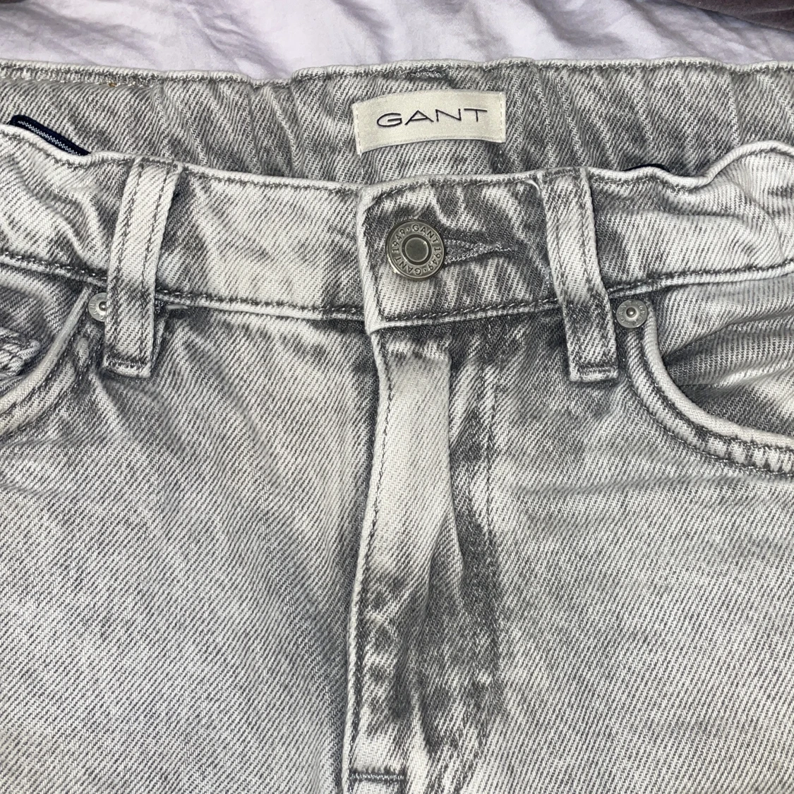Grå jeans från GANT med raka ben - 1