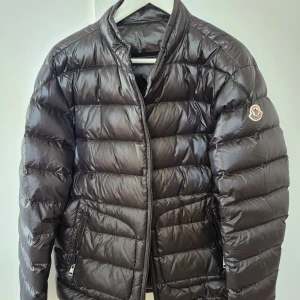 Moncler dunjacka - Helt ny moncler jacka med NFC scan på logga. Varm och skön jacka aldrig använd.