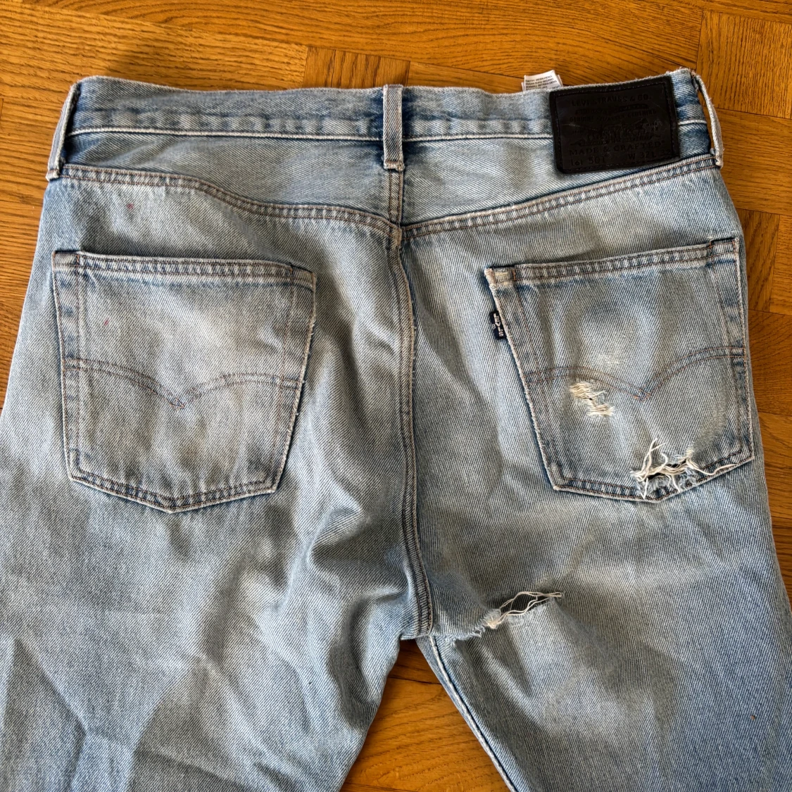 Vintage Levi's 501 ljusblå jeans med slitningar - 1