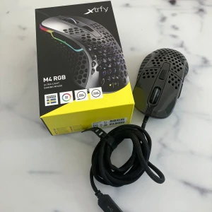 Xtrfy M4 RGB Ultra-Light Gaming Mouse och Tangentbord (Razer)  - Xtrfy M4 RGB är en ultralätt gamingmus med RGB-belysning och ergonomisk design. Musen är i fint skick, levereras med originalkartong och tillbehör. Perfekt för snabba spelmoment tack vare låg vikt och flexibel kabel. Inga synliga defekter eller större slitagande. Tangentbordet är ett som kallas för Razer och är i ett väldigt bra skick. Mycket bra förslag om du gamear mycket.