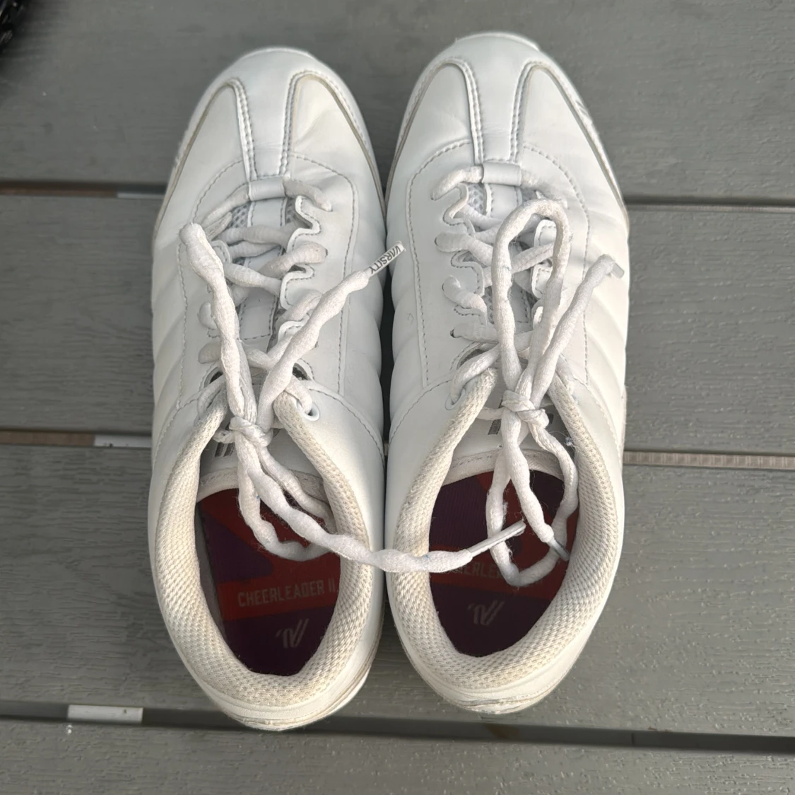 Vita cheer sneakers från Varsity