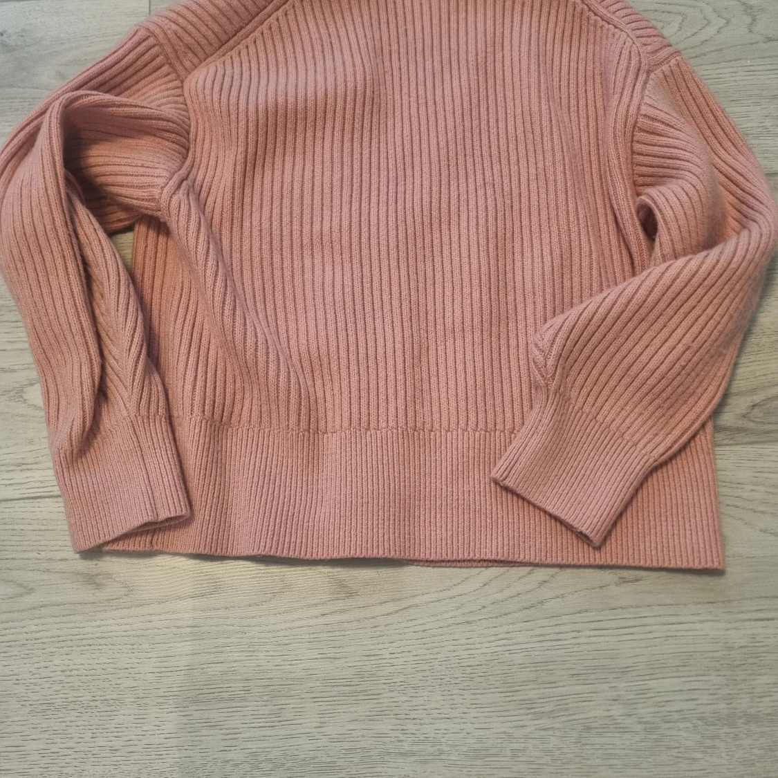 Rosa ribbad kofta med stora knappar - 1