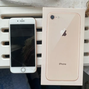 iPhone 8 - Sprucken framsida och baksida. Fullt fungerande. Kommer med 3 skal, orginalkartong med klistermärken.